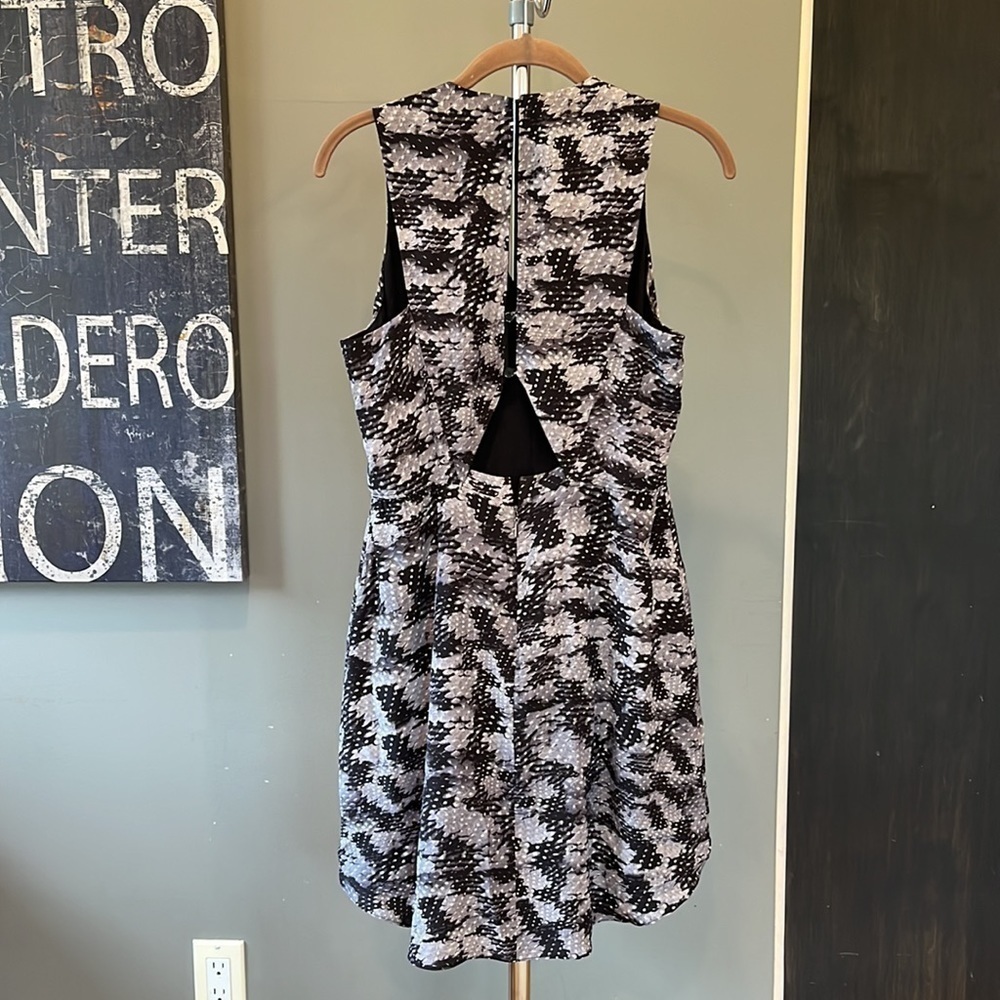 🐠Rebecca Taylor Summer Storm Silk Printed Dress Size 4 gray cutout back - Picture 6 of 8